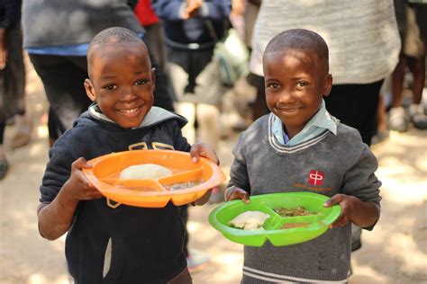 feeding african children.